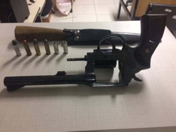 A mulher informou ainda que o mesmo não tem posse, porte de arma e nem documentação do referido revólver