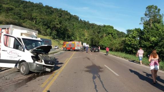 Acidente foi na BR-470 em Gaspar. Automóvel de passeio invadiu a pista contrária