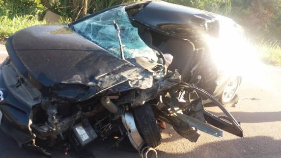 Acidente foi na BR-470 em Gaspar. Automóvel de passeio invadiu a pista contrária