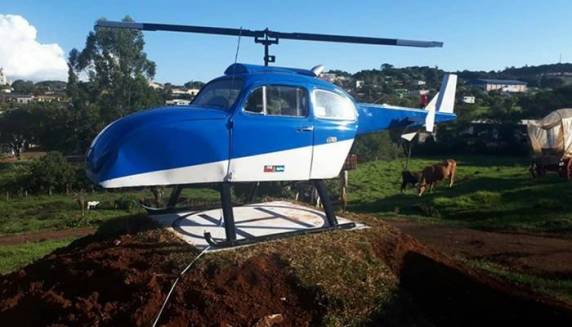 O homem de 48 anos levou cerca de quatro meses para transformar a carcaça do carro no 'Helifusca'...