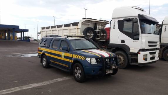 PRF flagra quase 32 toneladas de peso excedente em cinco caminhões na BR 101 em Araranguá - foto 2