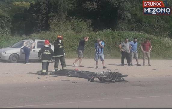 Colisão foi entre uma moto e um caminhão