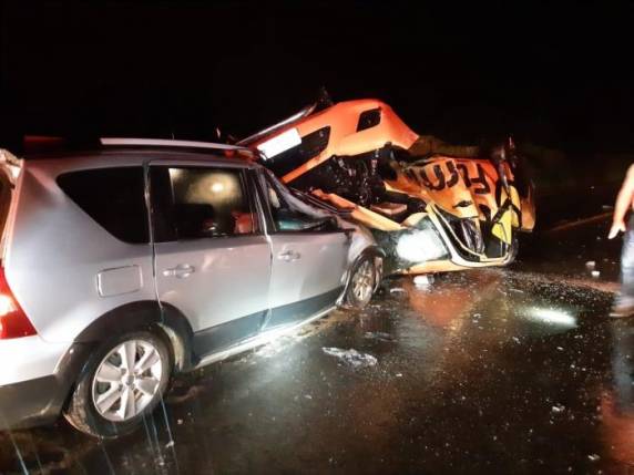 Segundo a Polícia Rodoviária Federal (PRF), o condutor de um veículo Hilux, com placas de Porto Alegre, teria invadido a pista contrária da rodovia