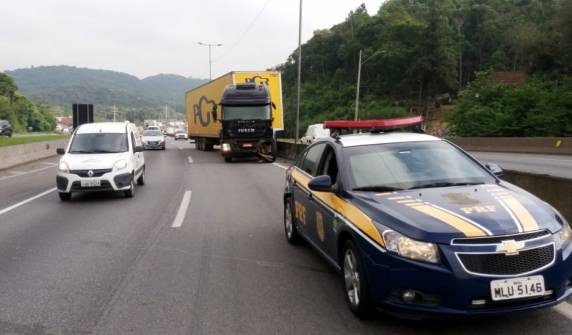 PRF recupera reboque de carreta e carga roubados e prende dois envolvidos na BR 101 em Joinville - foto 3