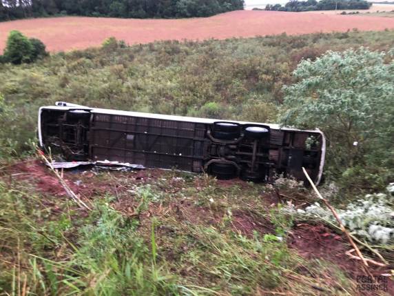 Mulher morre e 22 pessoas ficam feridas em acidente entre ônibus e caminhão na BR 285 - foto 2