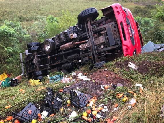 Mulher morre e 22 pessoas ficam feridas em acidente entre ônibus e caminhão na BR 285 - foto 3