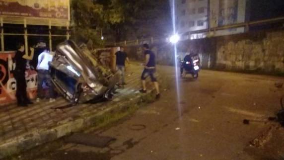 Veículo capotou e só foi parar após atingir muro do estacionamento de casa noturna