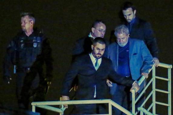 Com pena acumulada de 25 anos, ex-presidente mostra revolta e melancolia acentuada pela súbita morte do neto Arthur e cogita opções para deixar detenção em Curitiba