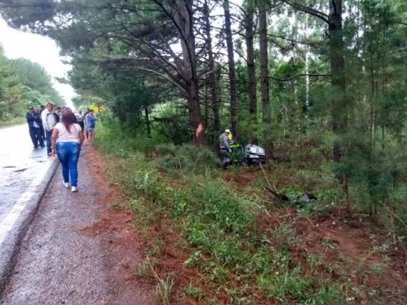 Dois adolescentes estavam no carro foram removidos com ferimentos