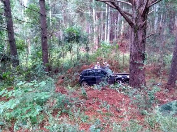 Dois adolescentes estavam no carro foram removidos com ferimentos
