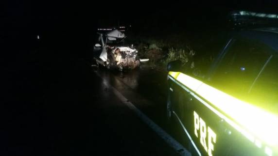 Acidente entre carro e caminhão deixa um morto na BR-392 - foto 4