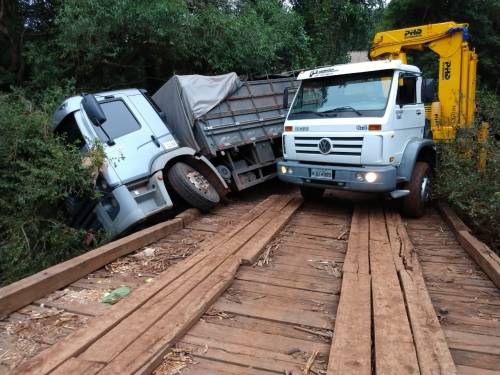 Caminhão ficou próximo de cair de ponte no interior de Nova Candelária - foto 2
