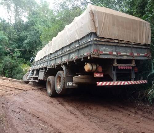 Caminhão ficou próximo de cair de ponte no interior de Nova Candelária - foto 4