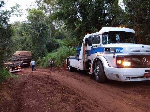 Caminhão ficou próximo de cair de ponte no interior de Nova Candelária - foto 3