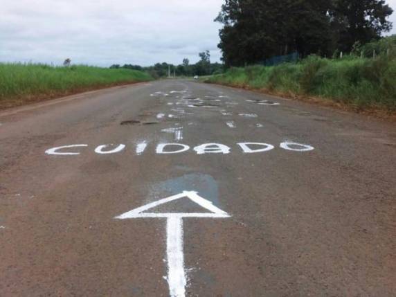 Motociclistas sinalizam buracos na ERS 218 em Catuípe - foto 2