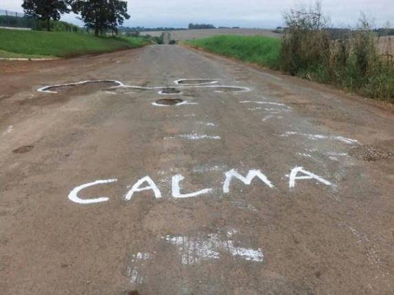 Motociclistas sinalizam buracos na ERS 218 em Catuípe - foto 3
