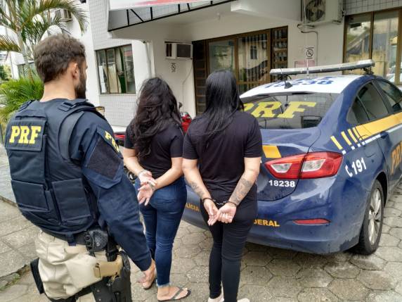 PRF recupera objetos furtados de shopping de Porto Belo e prende três pessoas - foto 2