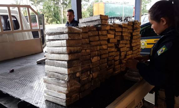 Policiais rodoviários federais apreenderam no início da tarde de hoje (08), na BR 101 em Joinville, 166 quilos de cocaína. A condutora foi presa.