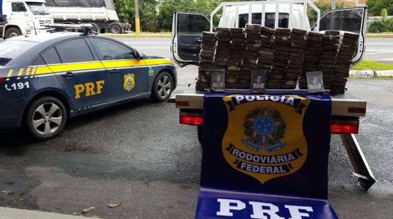 Policiais rodoviários federais apreenderam no início da tarde de hoje (08), na BR 101 em Joinville, 166 quilos de cocaína. A condutora foi presa.