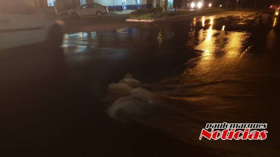 VÍDEO; rede de água se rompe e alaga o Centro de Três de Maio - foto 2