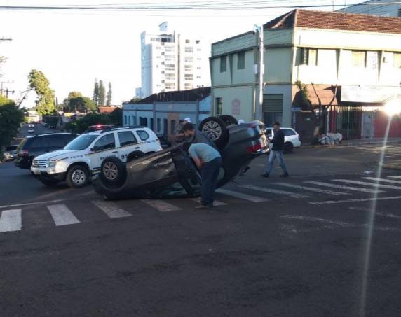 Abalroamento e capotagem no centro de Horizontina - foto 3