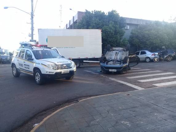 Abalroamento e capotagem no centro de Horizontina - foto 2