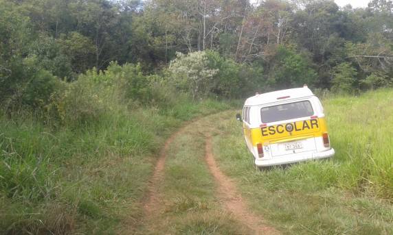 Kombi estragada do transporte escolar está abandonada no interior de Alegria - foto 2