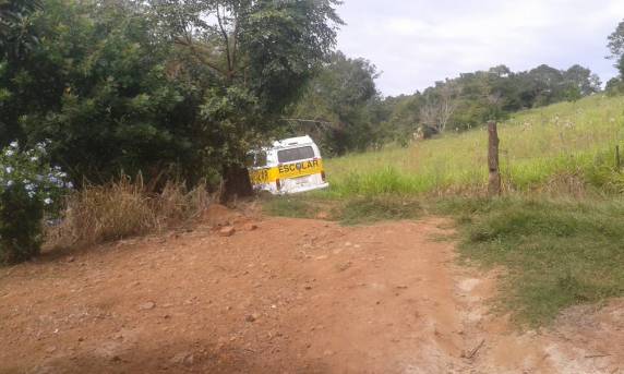 Kombi estragada do transporte escolar está abandonada no interior de Alegria - foto 3