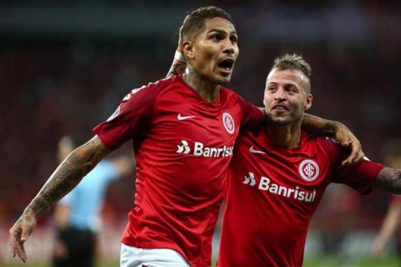 Peruano marcou duas vezes na vitória por 3 a 2 sobre os chilenos. Resultado garante o time colorado no mata-mata com duas rodadas de antecedência