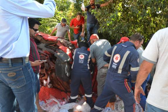Carga cai de caminhão e causa grave acidente na RS 404 em Rondinha - foto 3