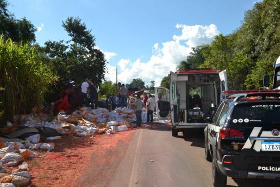 Carga cai de caminhão e causa grave acidente na RS 404 em Rondinha - foto 2