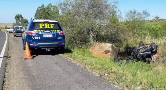 Carro saiu da pista, bateu em placa e depois em uma pedra