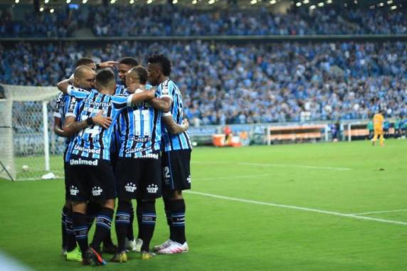 Jean Pyerre e Leonardo Gomes, duas vezes, marcaram para o Tricolor, que também se beneficiou da derrota da Universidad Católica para o Libertad no Chile