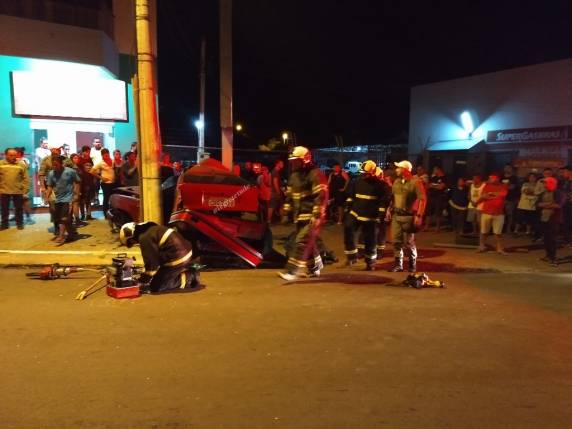 Homem morre ao colidir carro em poste em Alegrete - foto 2