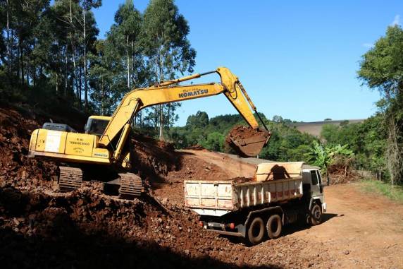 Secretaria de Obras trabalha em melhorias nas estradas do interior - foto 3