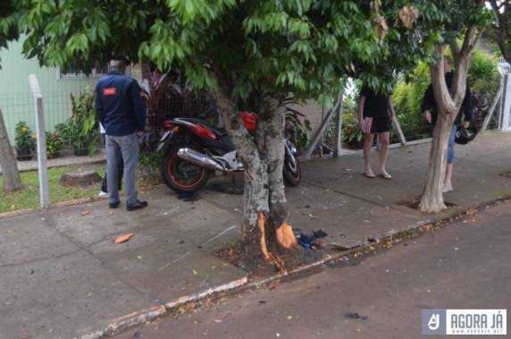 Abalroamento entre automóvel e motocicleta na Rua da Palmeira resultou na morte de Armindo Kenzy, 59 anos