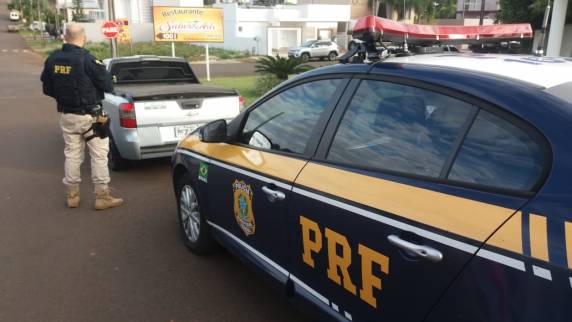 PRF apreende veículo roubado, com placas e documentos falsos transportando vinhos contrabandeados da Argentina - foto 3