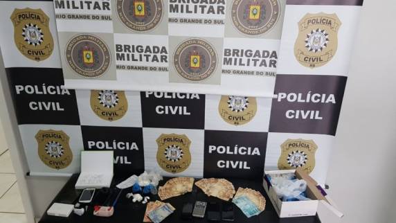 Uma arma, diversos telefones celulares, porções de cocaína e maconha, além de dinheiro foram apreendidos