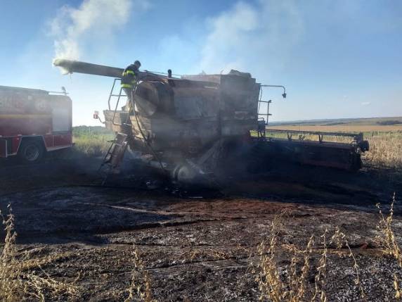 Colheitadeira pega fogo em lavoura no interior de Bossoroca - foto 3