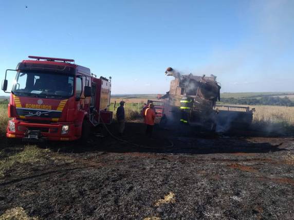 Colheitadeira pega fogo em lavoura no interior de Bossoroca - foto 2