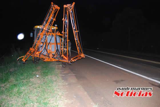 Acidente envolve automóvel e trator na BR 472 em Três de Maio - foto 2