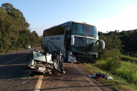 Acidente entre carro e ônibus deixa quatro mortos no norte do Estado - foto 3
