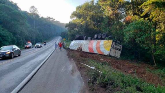 Motorista perde controle e capota carreta as margens da BR-282 no trecho entre Catanduvas e Joaçaba - foto 3
