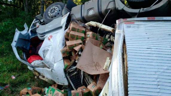 Motorista perde controle e capota carreta as margens da BR-282 no trecho entre Catanduvas e Joaçaba - foto 2