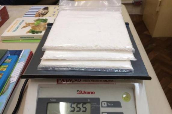 Droga tinha como destino o Reino Unido. Os Três Porquinhos está entre os títulos literários usados para transportar o entorpecente