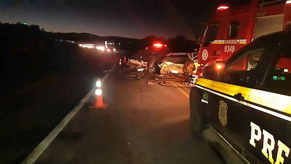 Mulher estava no veículo com outros quatro familiares, que morreram na hora; ela chegou a ser socorrida, mas não resistiu