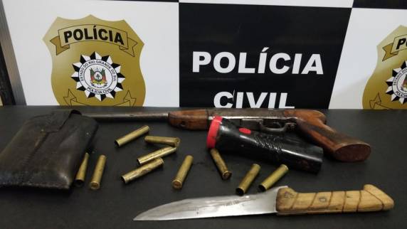 Corpo de José Pedro de Oliveira, de 39 anos, foi encontrado a cerca de 150 metros da casa onde ele morava, na manhã deste sábado (20). Esposa da vítima contou à polícia que, após terem atirado duas vezes na direção do marido, ele saiu de casa para identificar o autor