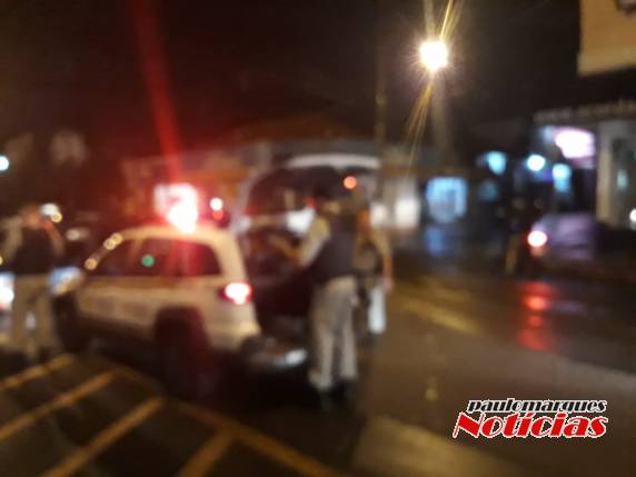Motorista perde o controle e bate veículo contra estacionamento de motos, no Centro de Três de Maio - foto 4