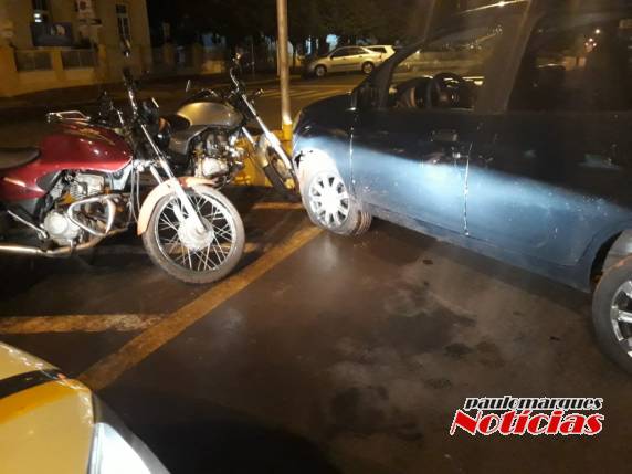Motorista perde o controle e bate veículo contra estacionamento de motos, no Centro de Três de Maio - foto 2