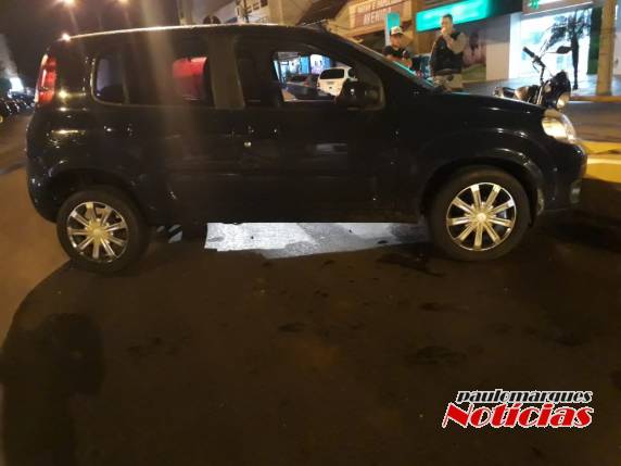 Motorista perde o controle e bate veículo contra estacionamento de motos, no Centro de Três de Maio - foto 3